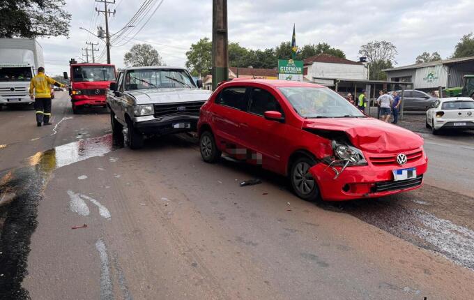 Engavetamento com cinco veículos deixa três feridos na Willy Barth, em SMO