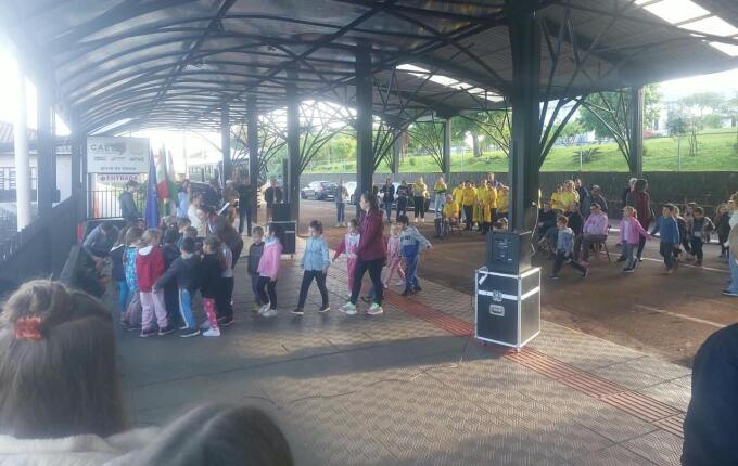 Iporã do Oeste abre programação da Semana da Pátria com apresentações artísticas na rua coberta