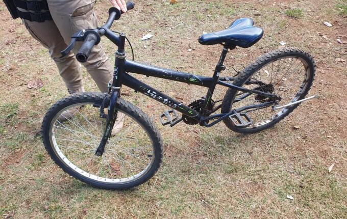 PM recupera bicicleta abandonada em área de mata no centro de Dionísio Cerqueira