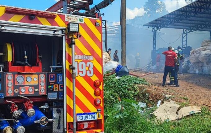Bombeiros controlam incêndio em depósito de recicláveis em Dionísio Cerqueira