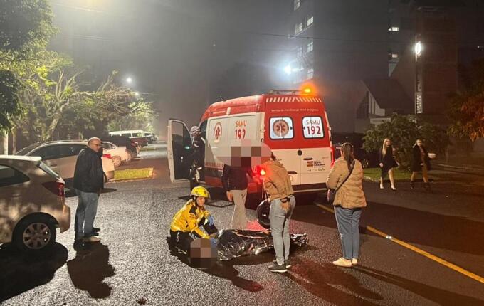 Mulher fica ferida após ser atropelada na faixa de pedestres no Centro de São Miguel do Oeste
