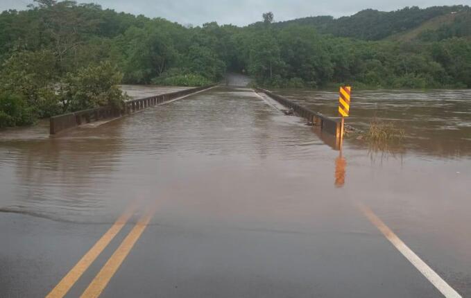 Ponte sobre o Rio Sargento está submersa e eleitores devem buscar rotas alternativas
