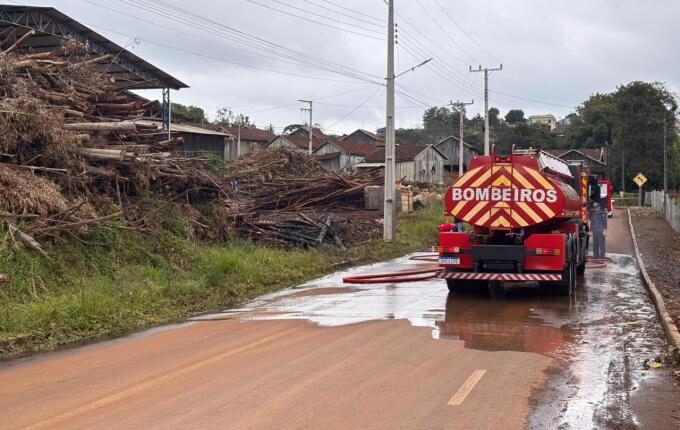 Incêndio atinge pilha de eucaliptos em madeireira de São Miguel do Oeste