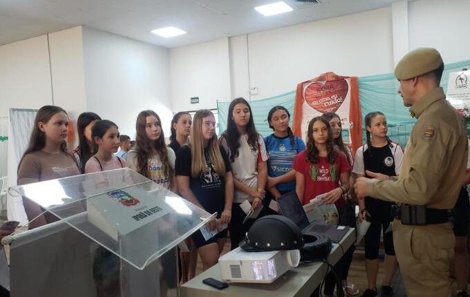 Estudantes de Iporã do Oeste participam de Feira Intersetorial com foco em prevenção e saúde escolar