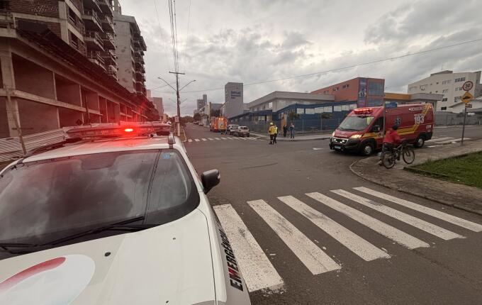 Carro capota em colisão no centro de São Miguel do Oeste