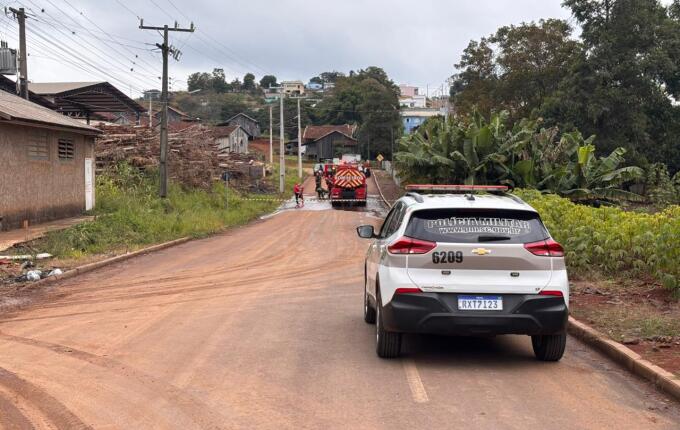 Incêndio atinge pilha de eucaliptos em madeireira de São Miguel do Oeste