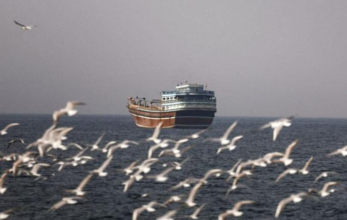 Irã volta a fechar o Estreito de Ormuz após relatos de tiros contra navios