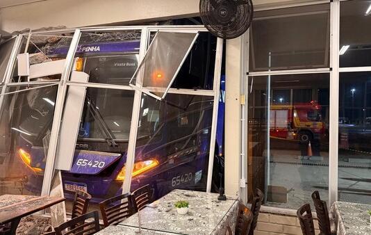 Ônibus invade restaurante e mata gerente em Papanduva