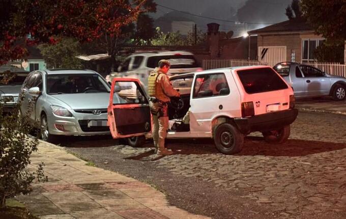 Homem é preso uma hora após fugir da PM e abandonar carro com suspeita de droga em São Miguel do Oeste