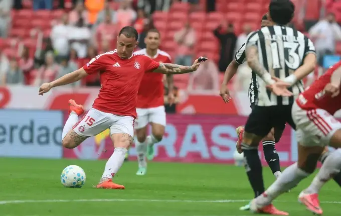 Internacional vence o Botafogo por 3 a 0 e deixa a zona de rebaixamento do Brasileirão
