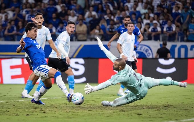 Grêmio perde para o Cruzeiro, se aproxima do Z-4 e aumenta pressão no vestiário