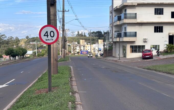 Oito lombadas eletrônicas voltam a ser instaladas na Avenida Willy Barth, em São Miguel do Oeste
