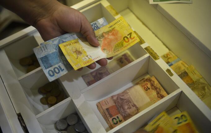 Governo propõe salário mínimo de R$ 1.717 em 2027