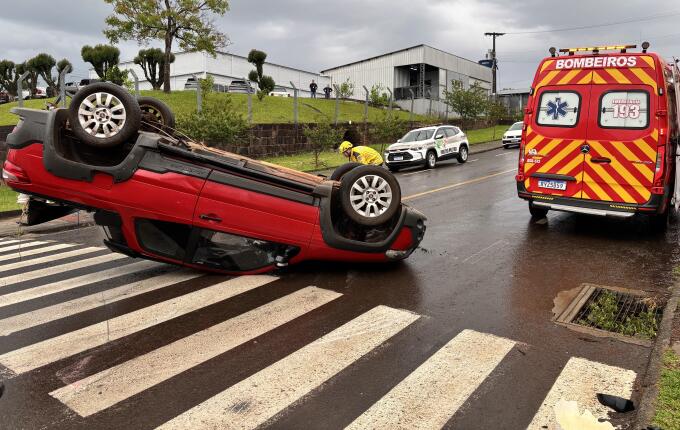Strada capota em cruzamento do bairro Jardim Peperi em São Miguel do Oeste