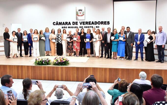 Câmara de São Miguel do Oeste homenageia mulheres com a Comenda Oralina Borges