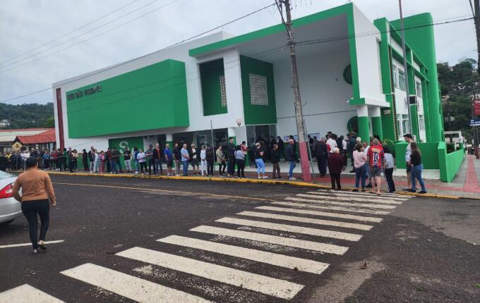 Votação inicia com filas nos maiores colégios eleitorais de Itapiranga