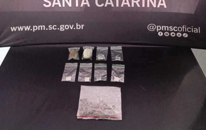 Polícia prende jovem com haxixe, maconha e cogumelos psicodélicos em SMO