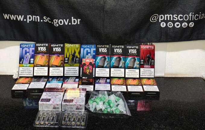 PM apreende cigarros eletrônicos, anabolizantes e acessórios para canetas emagrecedoras em ônibus em Dionísio Cerqueira