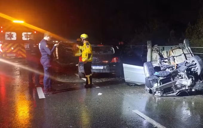 Dois jovens de 18 anos morrem em colisão entre carros em Blumenau