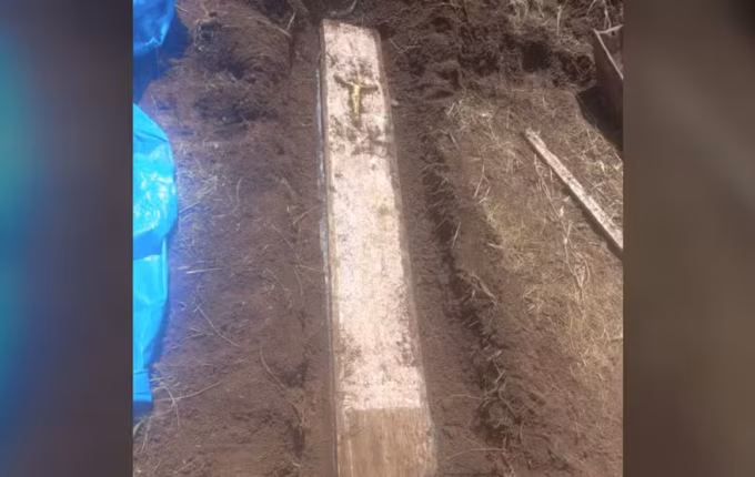 Novo morador encontra caixão com ossada humana enterrado em quintal de casa alugada em SC