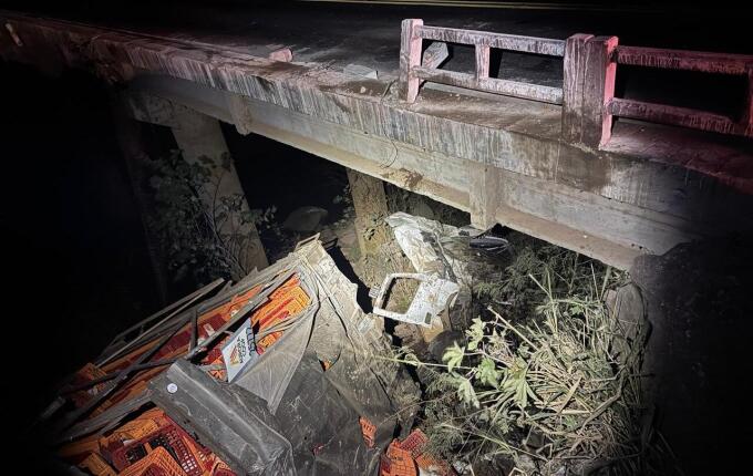 Caminhão carregado com frangos sai da pista e tomba em ponte na SC-283