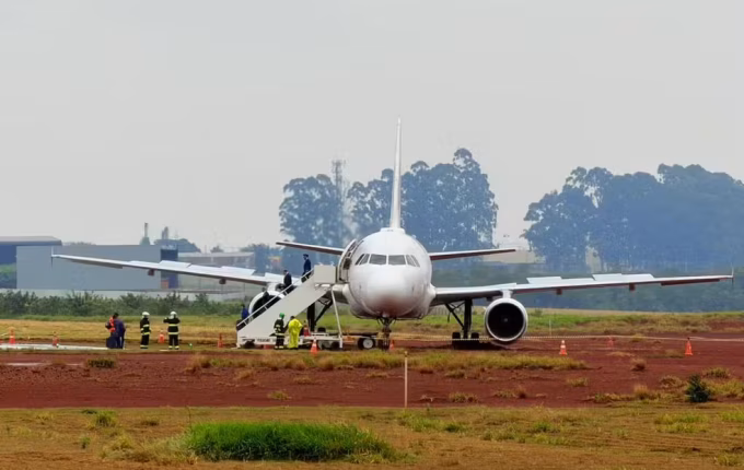 Avião da Latam sai da pista após pouso no Aeroporto de Cascavel