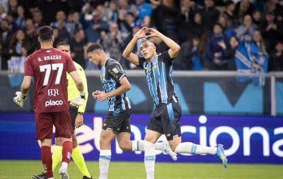 Grêmio vence de virada e empurra o Santos para a zona de rebaixamento