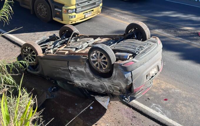 Três pessoas ficam feridas após saída de pista e capotamento na BR-163, entre SMO e Guaraciaba