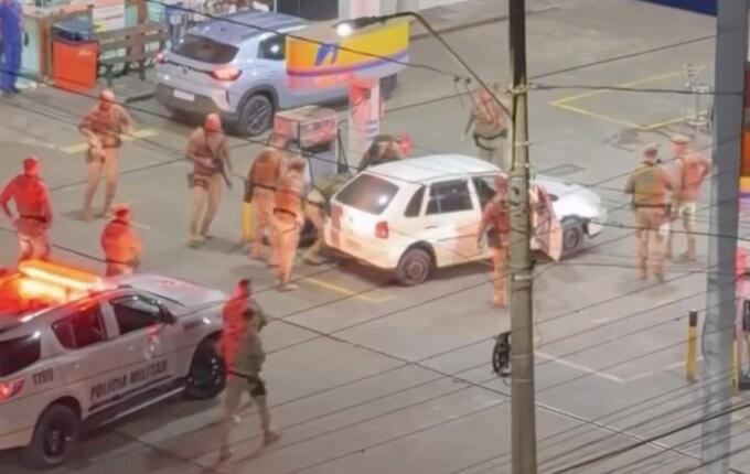 Motorista foge da PM, tenta atropelar policiais e só para após ficar sem pneus