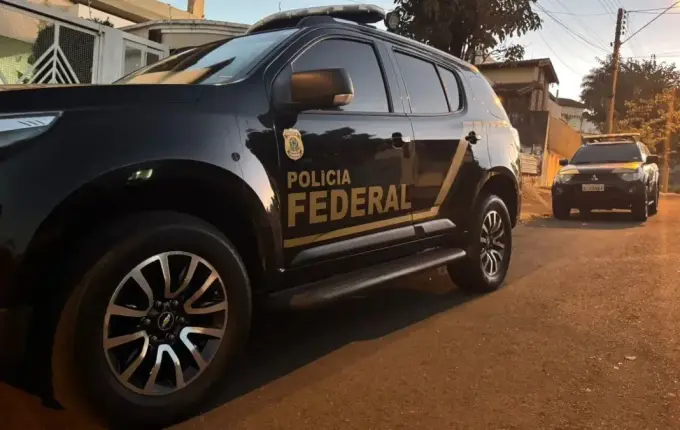 PF cumpre mandados contra Mario Frias e empresária ligada a filme sobre Bolsonaro