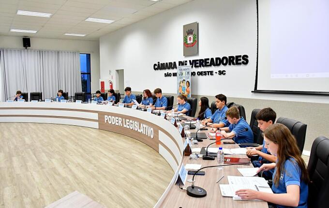 Parlamento Jovem aprova projeto de inclusão digital para idosos em SMO