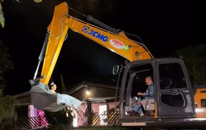 Noiva chega a casamento dentro de concha de escavadeira em SC