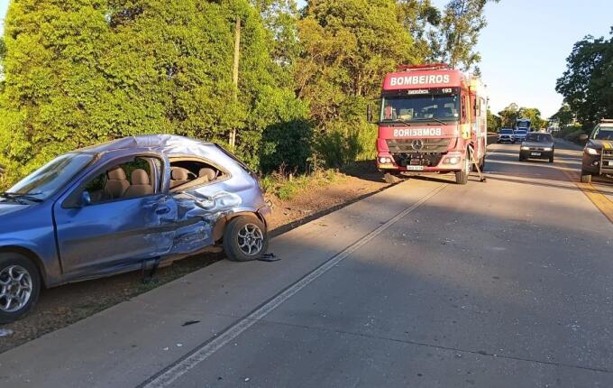 Colisão entre carreta e Celta deixa duas pessoas feridas na BR-163, em Guaraciaba