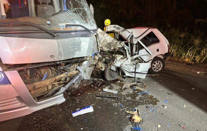 Homem morre em colisão entre carro e micro-ônibus na SC-496, em Descanso