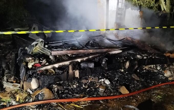 Incêndio destrói residência de madeira e deixa mulher ferida em Novo Horizonte