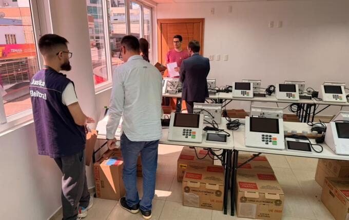 Justiça Eleitoral realiza conferência das urnas eletrônicas em São Miguel do Oeste