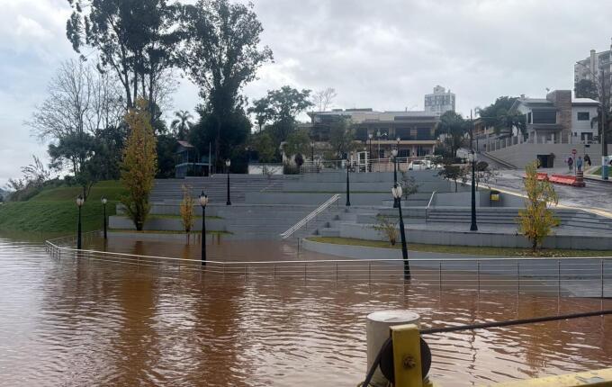 Balsa suspende travessia em Mondaí devido à elevação do nível do Rio Uruguai