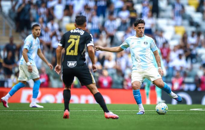 Grêmio é goleado pelo Atlético-MG e volta a mostrar fragilidade no Brasileirão