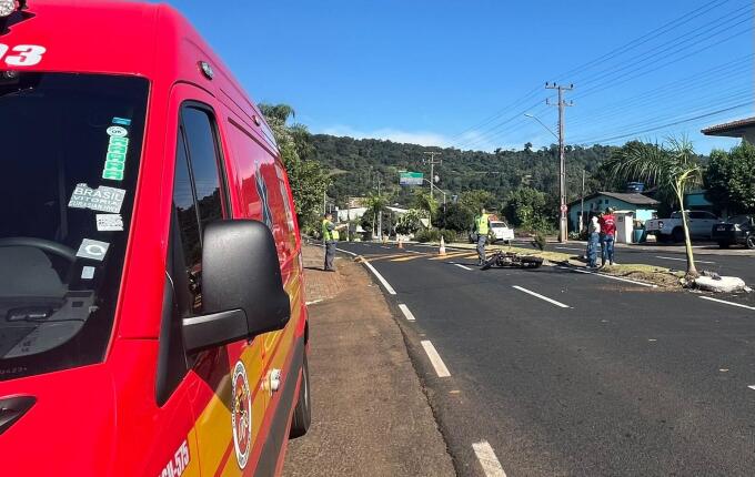 Acidente entre carro e moto deixa homem ferido em São Carlos
