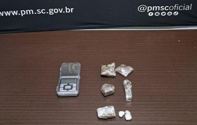 Polícia prende dois homens por tráfico de drogas no centro de Maravilha