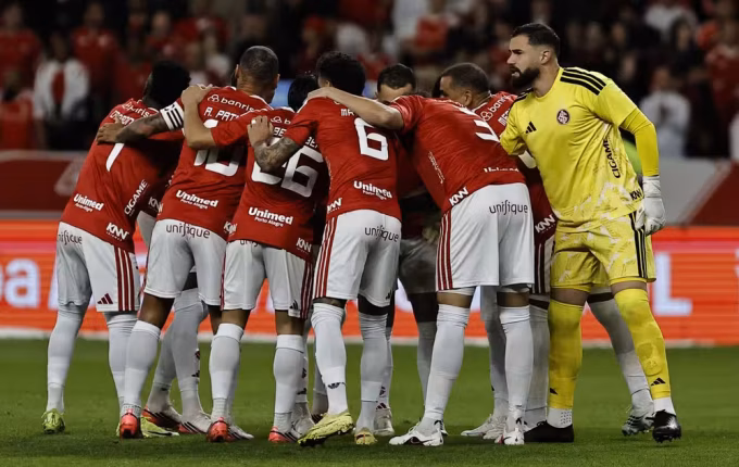 Internacional vence o Corinthians por 2 a 0 e abre vantagem nas oitavas da Copa do Brasil