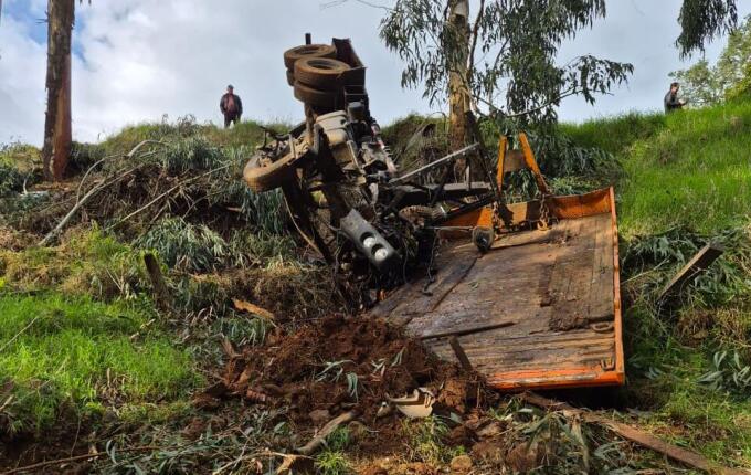Caminhão sai da pista e tomba em ribanceira na SC-154, em Passos Maia