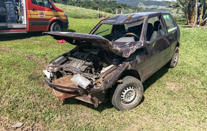 Saída de pista seguida de capotamento deixa três pessoas feridas em Anchieta