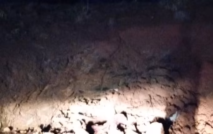 Vizinho ouve gritos e homem é resgatado após oito horas soterrado em SC