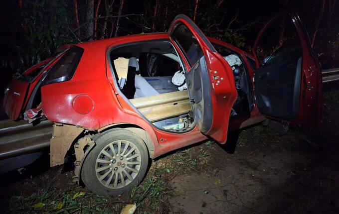Motorista sai ilesa após guard rail atravessar veículo, em Mondaí