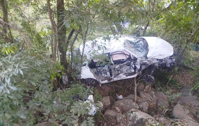 Colisão seguida de queda em ribanceira deixa mulher ferida na BR-282 em Maravilha