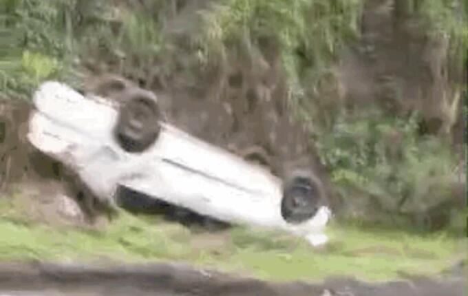 Veículo capota na BR-282, próximo a Iraceminha