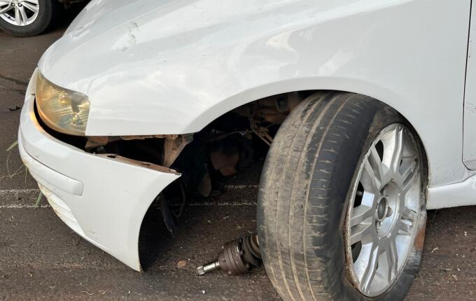 Homem foge de abordagem, sofre acidente e é preso com cocaína na Willy Barth