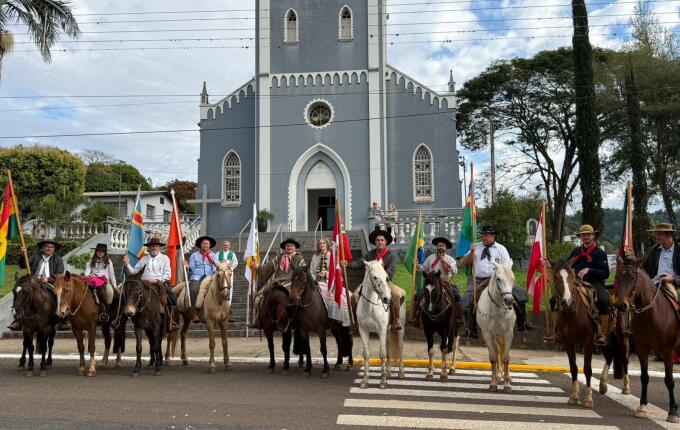 Cavalarianos dos 100 anos de Porto Novo recebem bênção na Igreja Matriz