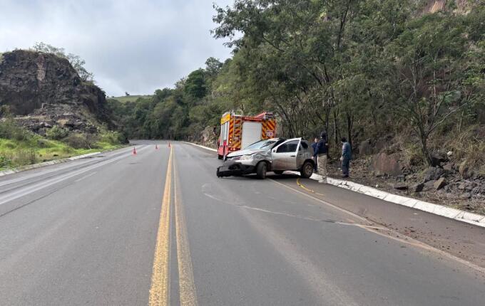 Motorista fica ferido em saída de pista na BR-282